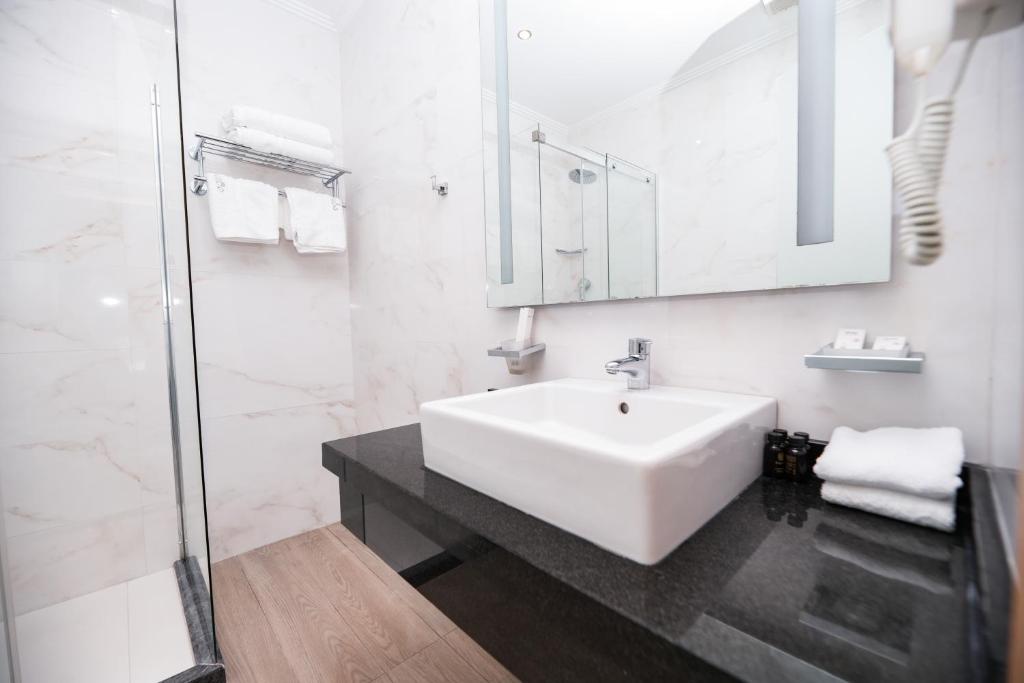 713759186